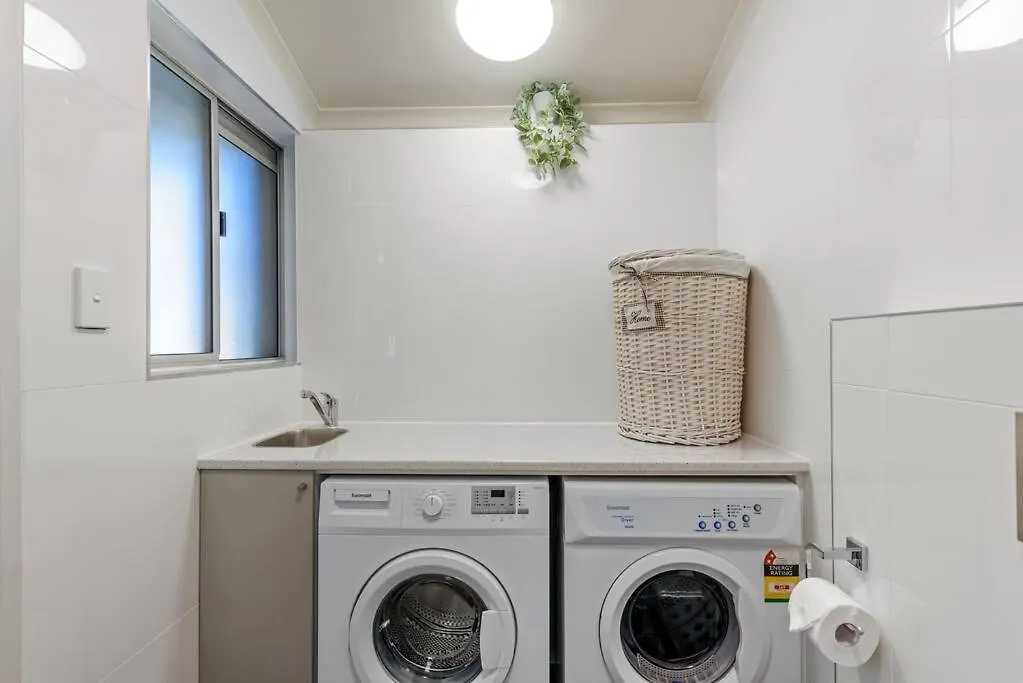 Hidden Away In New Farm ~ 1 Bed/1 Bath/1 Car Apartment Brisbane