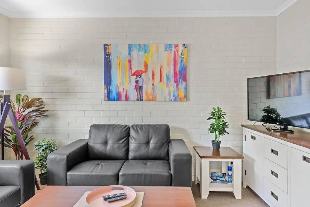 Hidden Away In New Farm ~ 1 Bed/1 Bath/1 Car Apartment Brisbane
